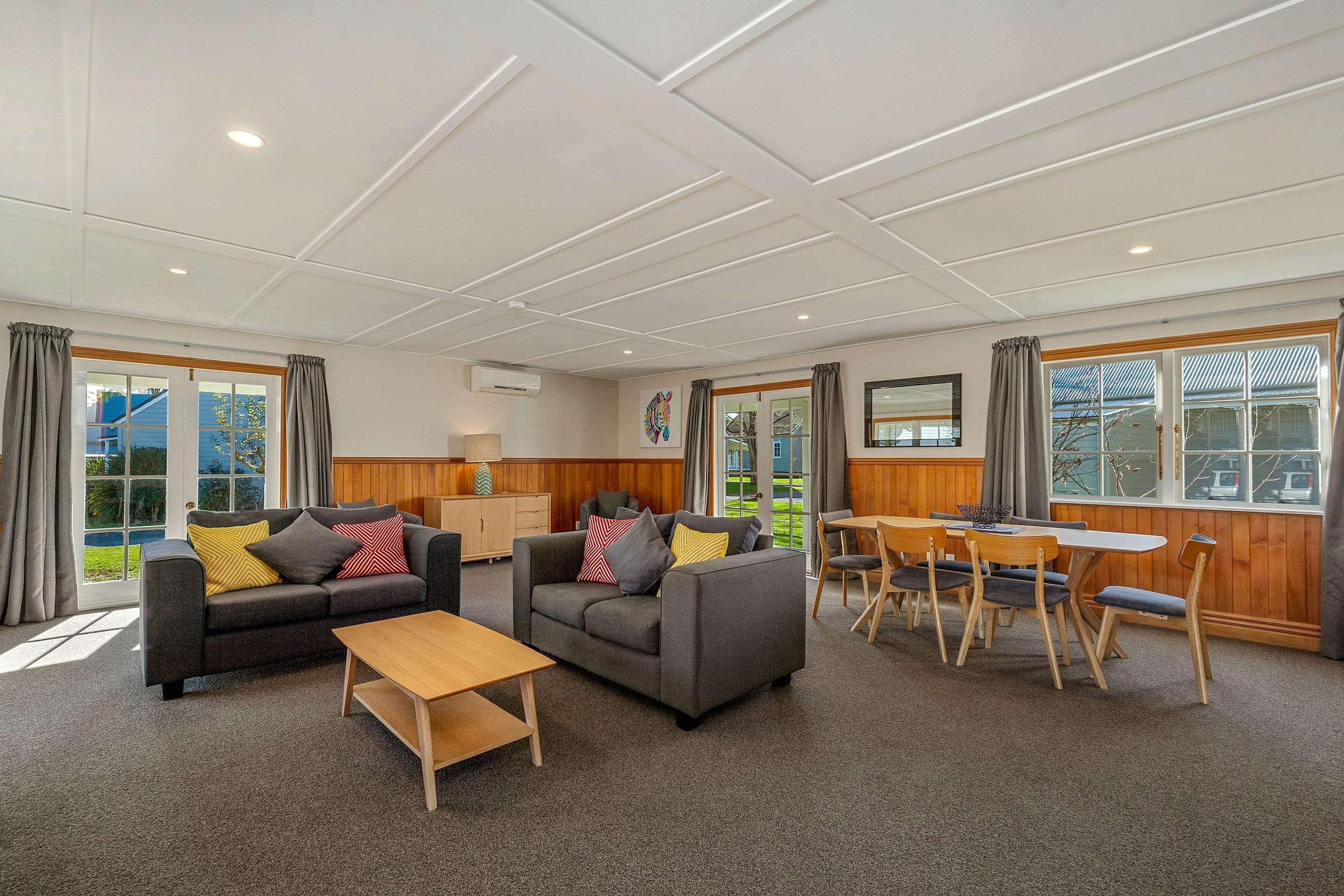 タウポ クオリティ スイーツ フカ フォールズモーテル エクステリア 写真 The common room at the University of Waikato's Melville Hall