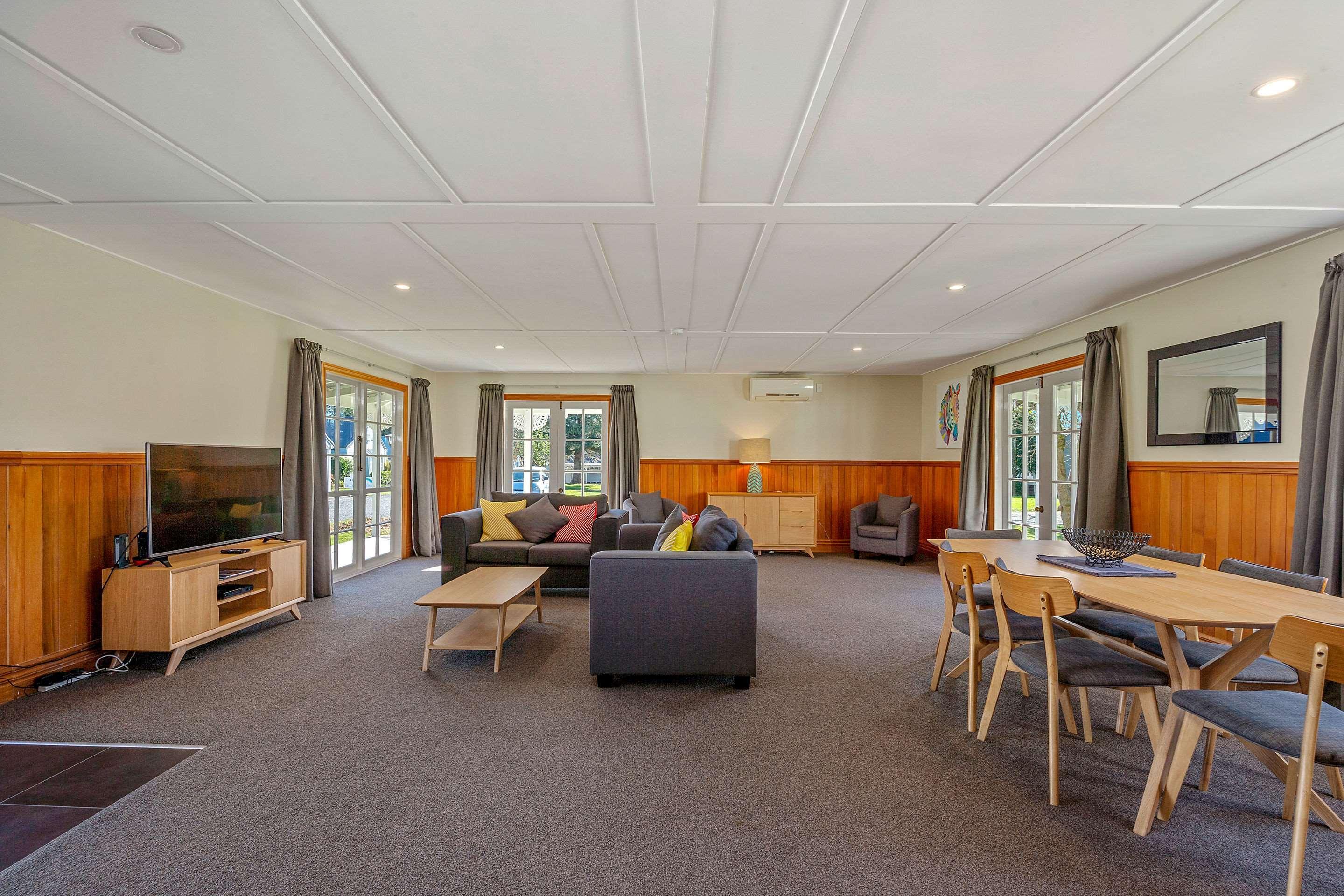 タウポ クオリティ スイーツ フカ フォールズモーテル エクステリア 写真 The common room at the University of Waikato's Melville Hall