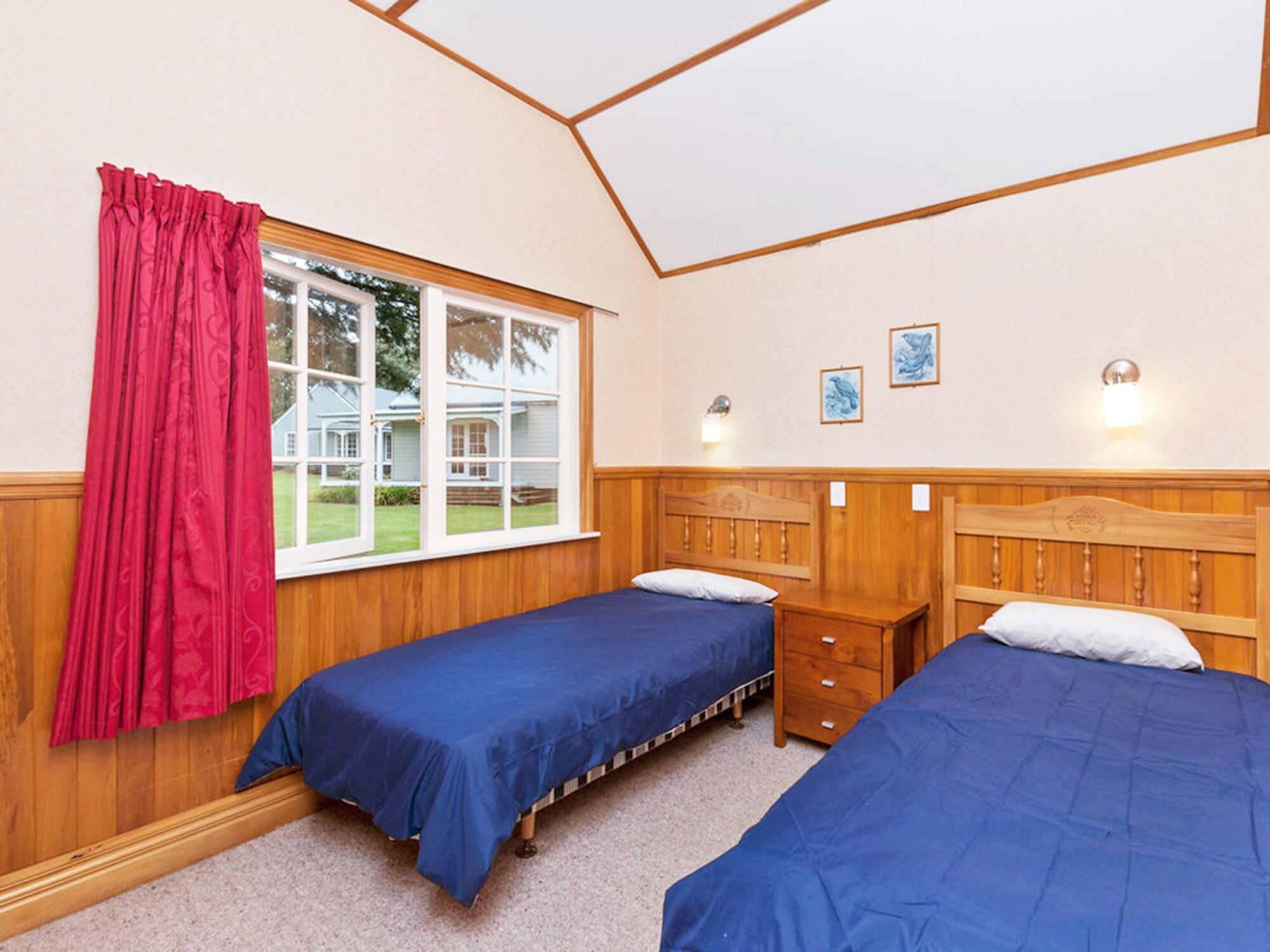 タウポ クオリティ スイーツ フカ フォールズモーテル エクステリア 写真 A typical bedroom at the lodge