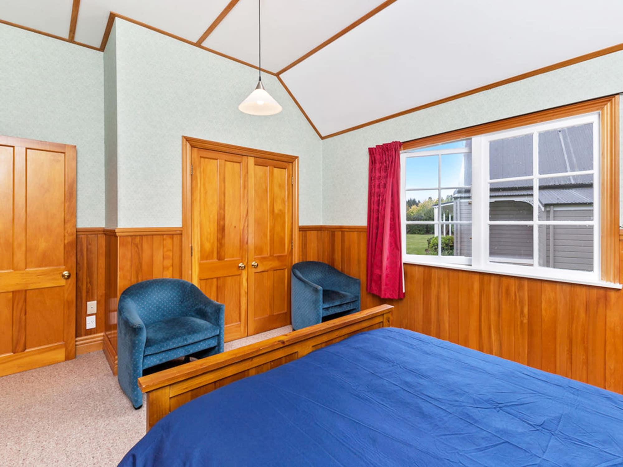 タウポ クオリティ スイーツ フカ フォールズモーテル エクステリア 写真 A bedroom with tongue-and-groove panelling