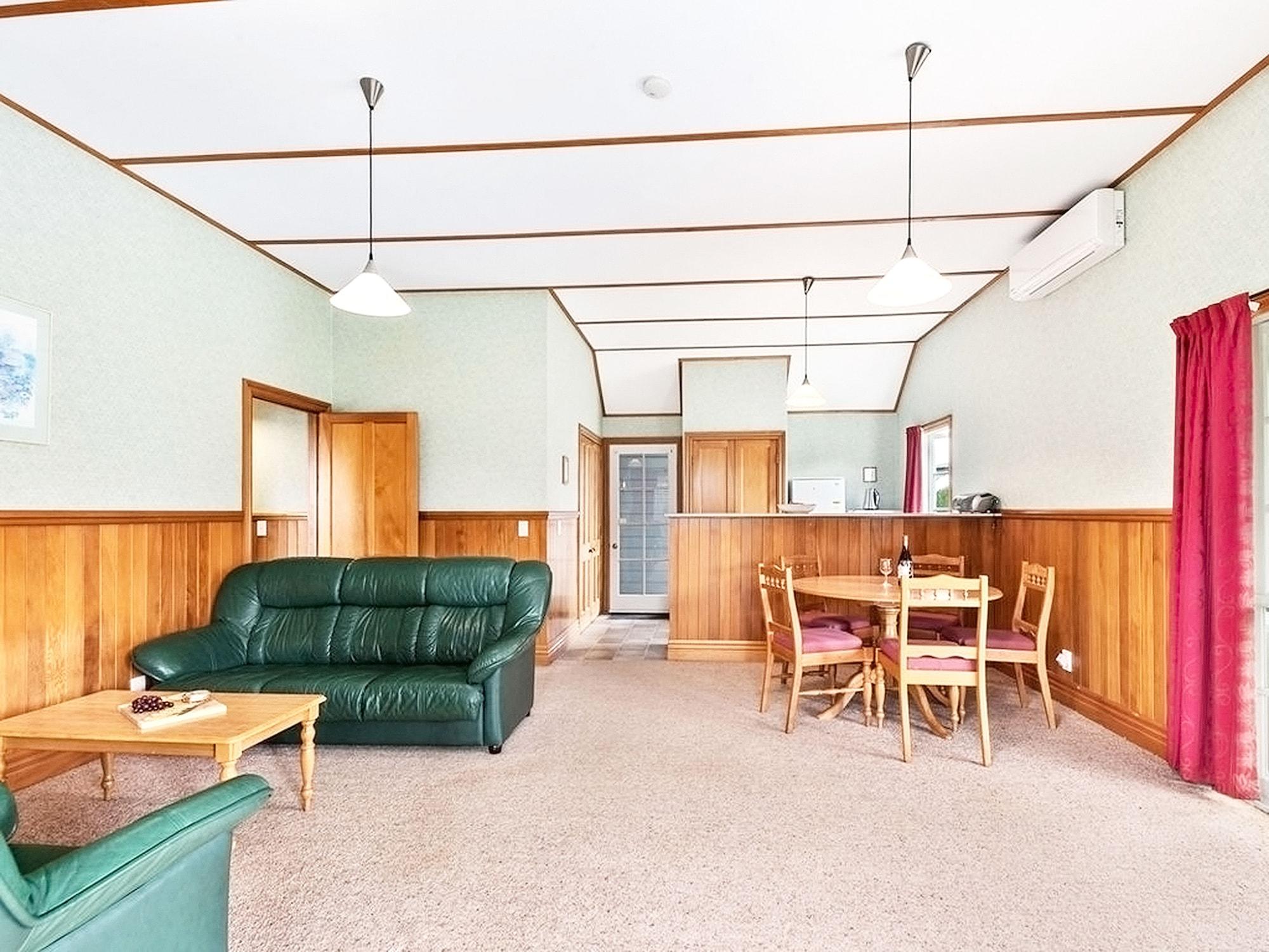 タウポ クオリティ スイーツ フカ フォールズモーテル エクステリア 写真 The interior of the station building