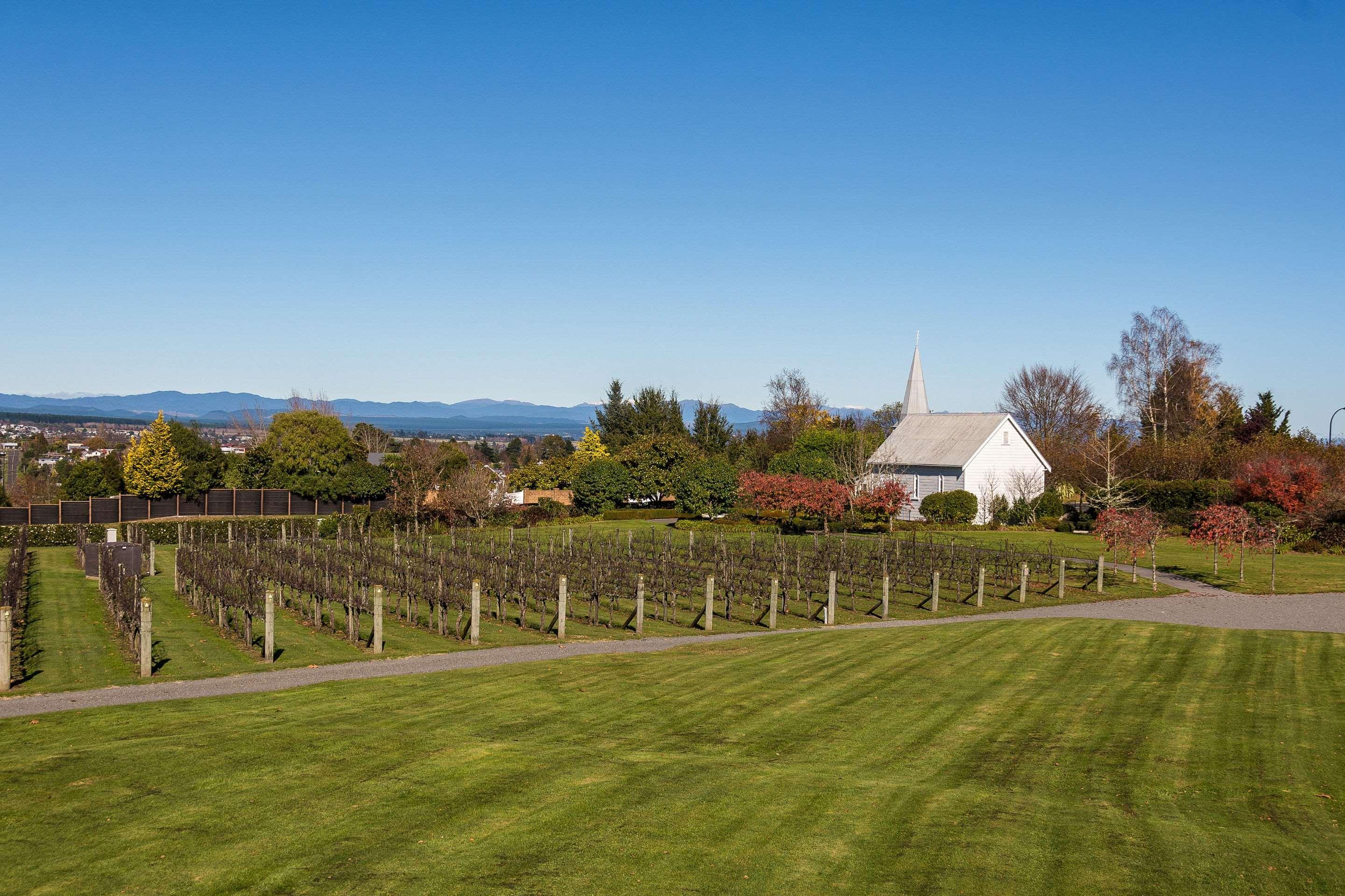 タウポ クオリティ スイーツ フカ フォールズモーテル エクステリア 写真 The church and the vineyard