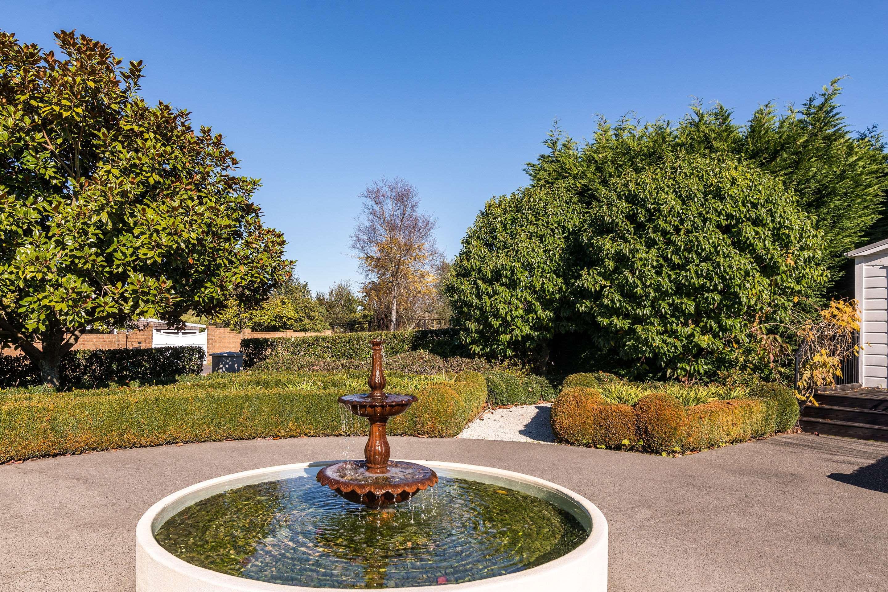 タウポ クオリティ スイーツ フカ フォールズモーテル エクステリア 写真 Fountain at the entrance of the park