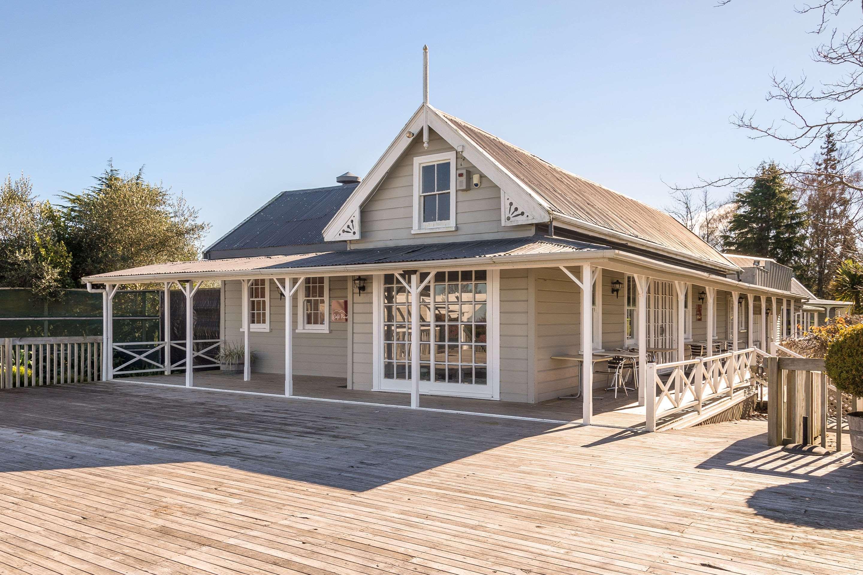 タウポ クオリティ スイーツ フカ フォールズモーテル エクステリア 写真 The former station building at the station's current location
