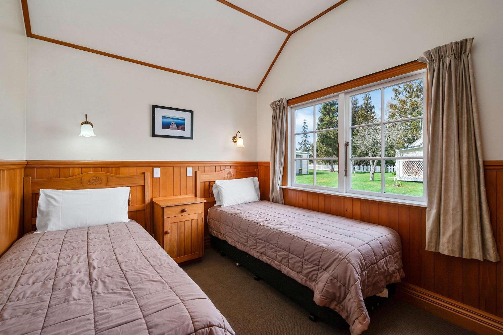 タウポ クオリティ スイーツ フカ フォールズモーテル エクステリア 写真 A typical motel room
