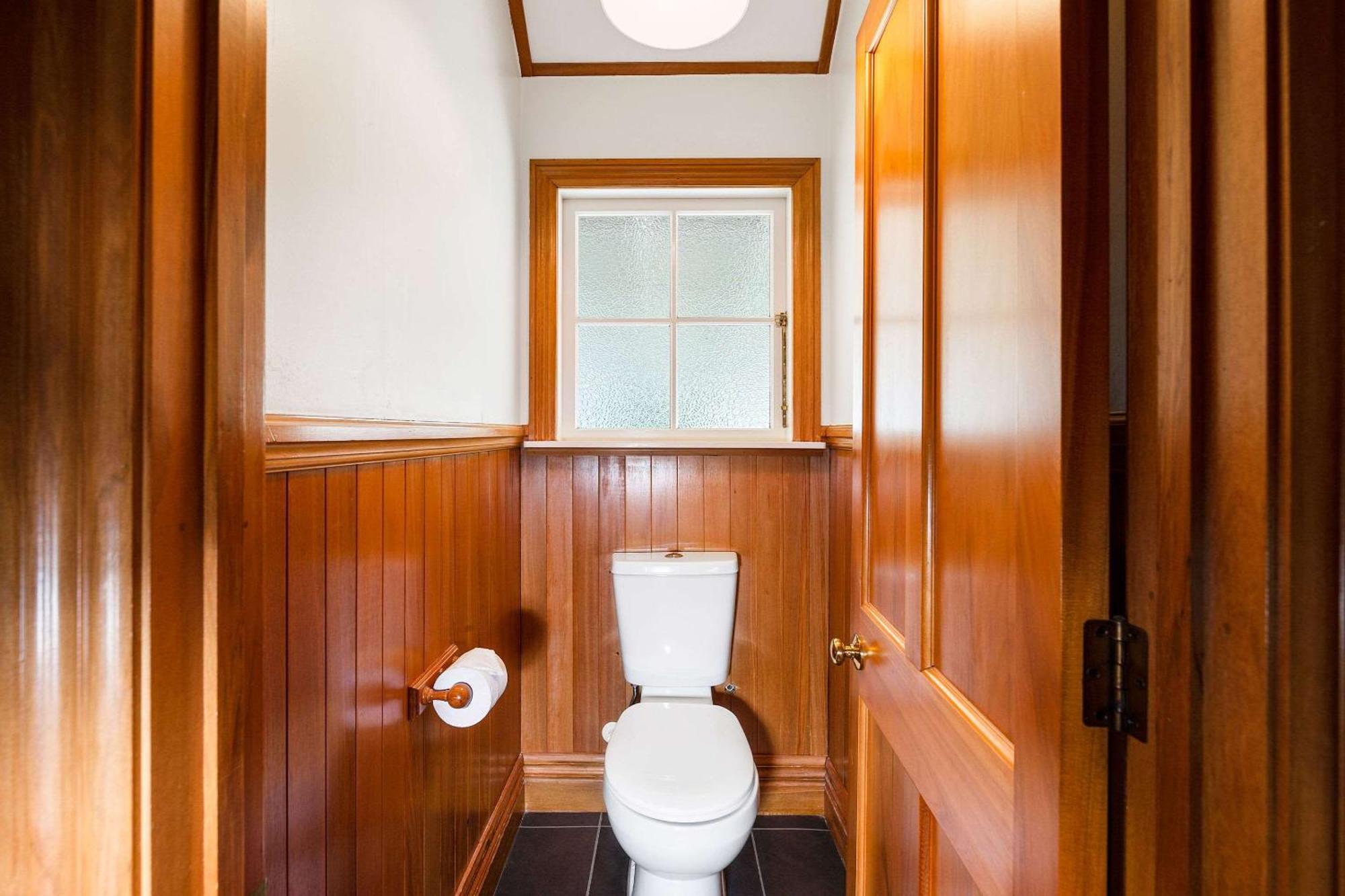 タウポ クオリティ スイーツ フカ フォールズモーテル エクステリア 写真 A toilet in a house
