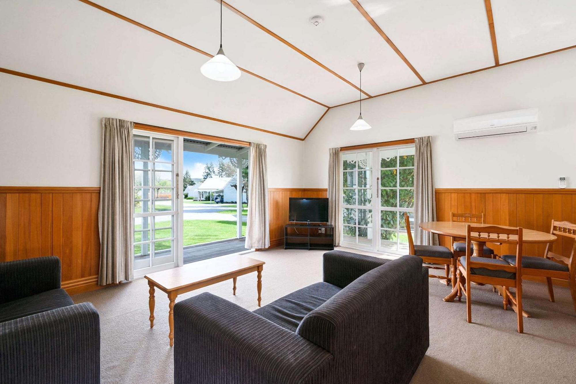 タウポ クオリティ スイーツ フカ フォールズモーテル エクステリア 写真 Living area of a typical two bedroom apartment