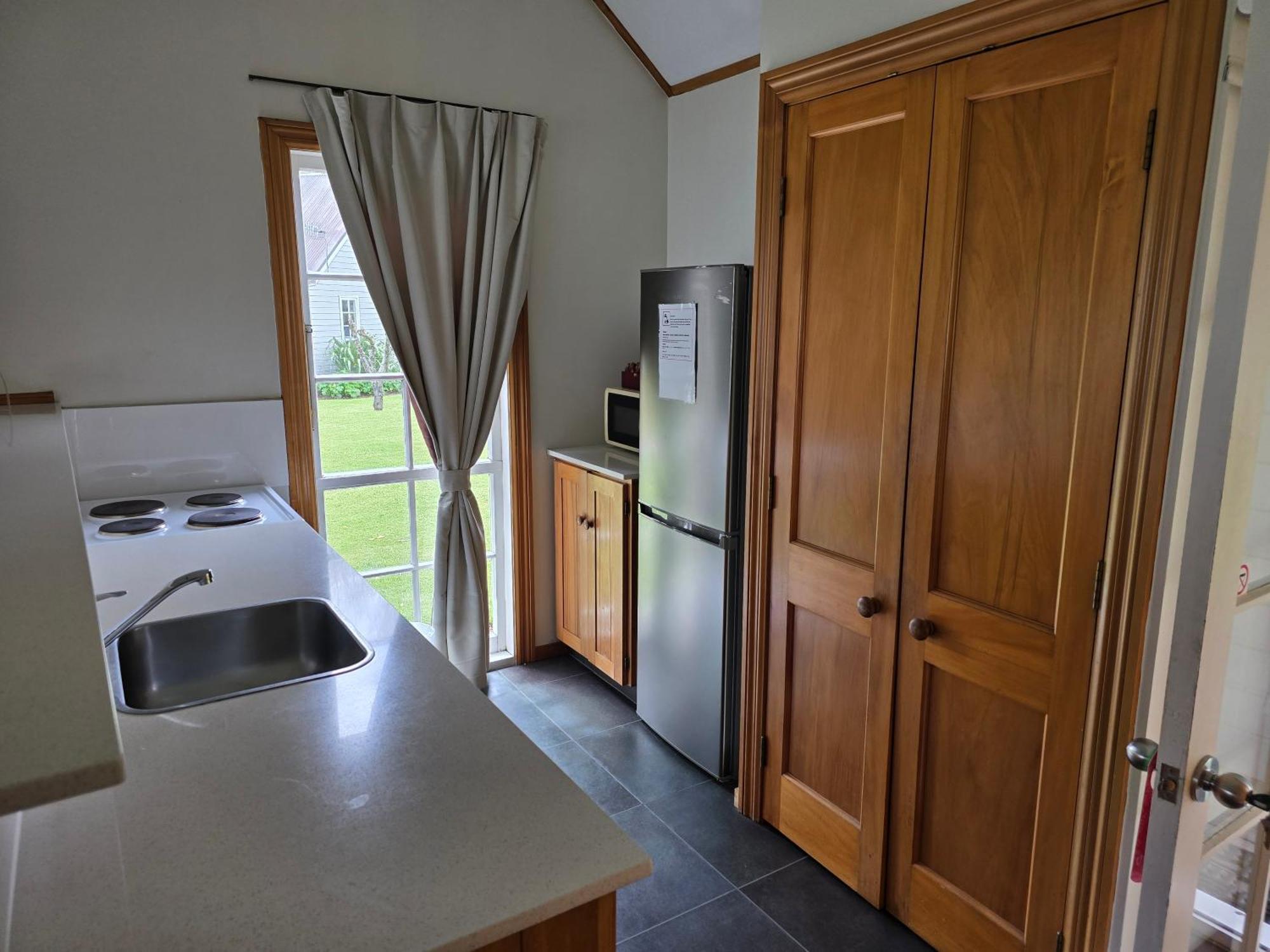 タウポ クオリティ スイーツ フカ フォールズモーテル エクステリア 写真 Kitchen in a typical one-bedroom apartment