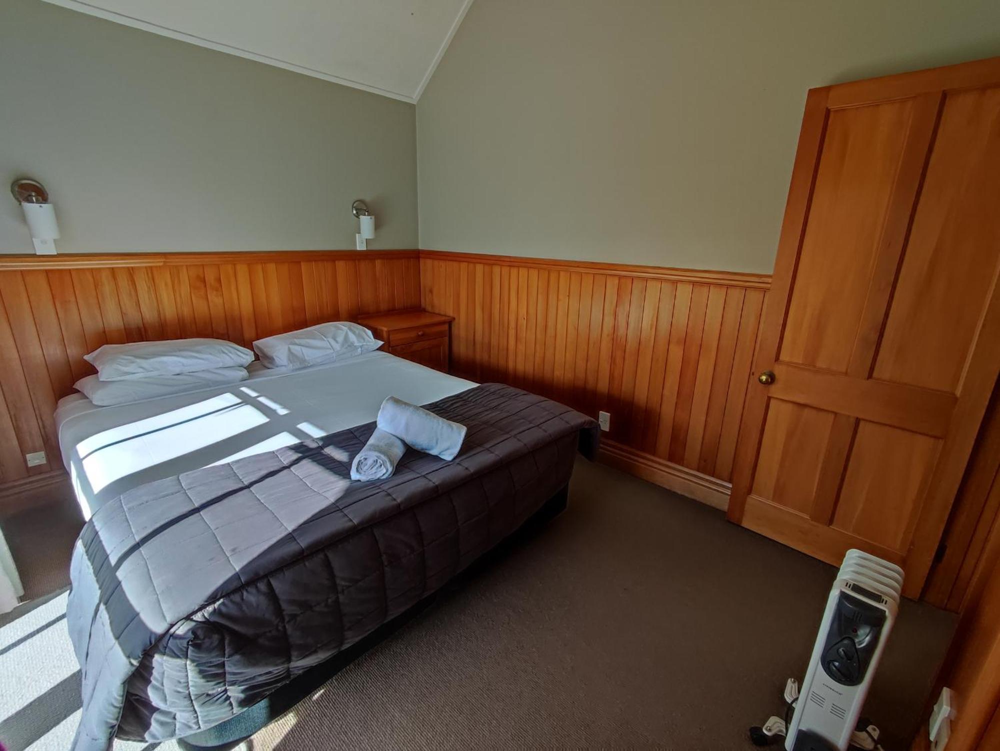 タウポ クオリティ スイーツ フカ フォールズモーテル エクステリア 写真 A bedroom in a motel