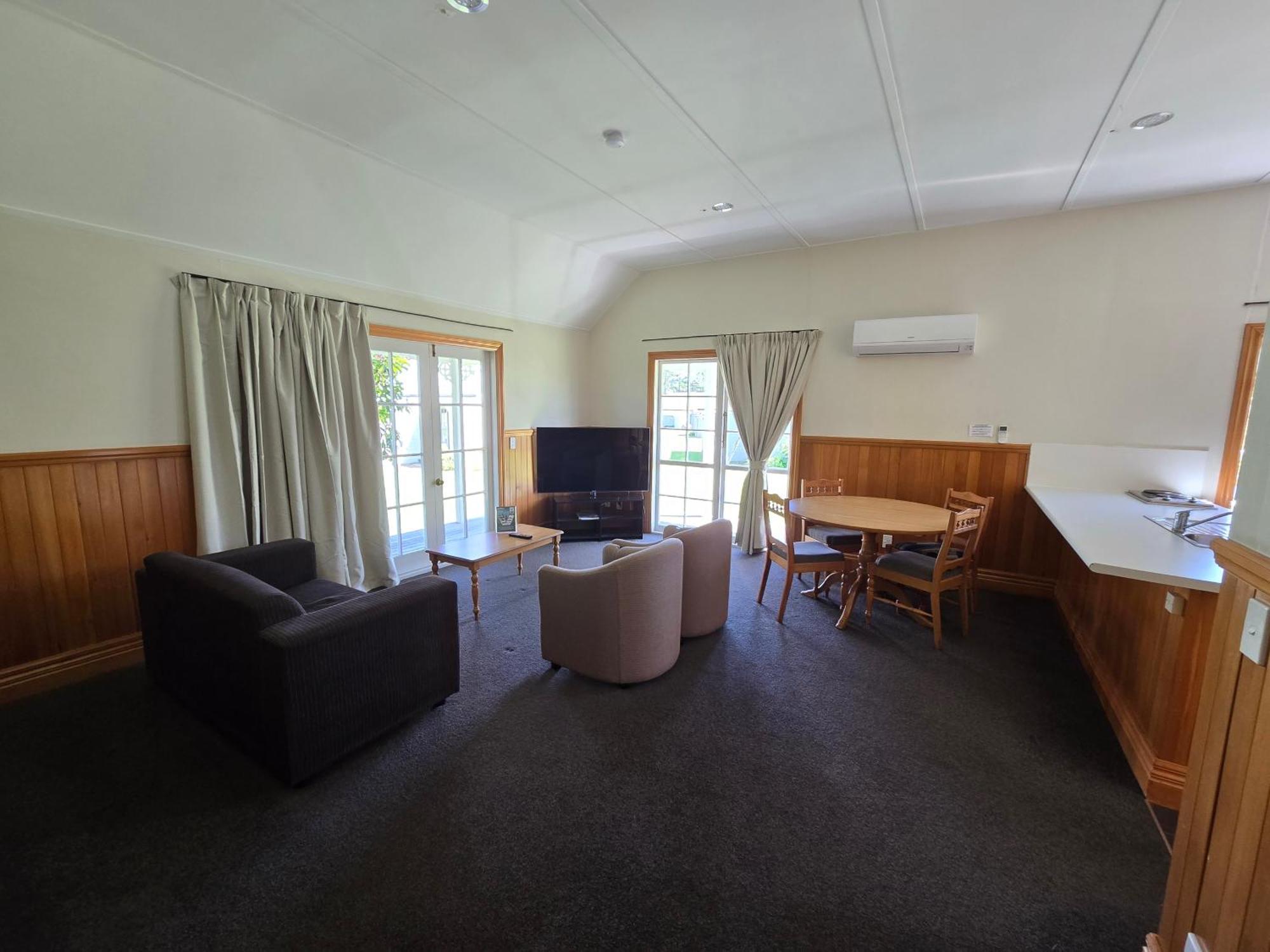 タウポ クオリティ スイーツ フカ フォールズモーテル エクステリア 写真 Living room of a two bedroom cottage