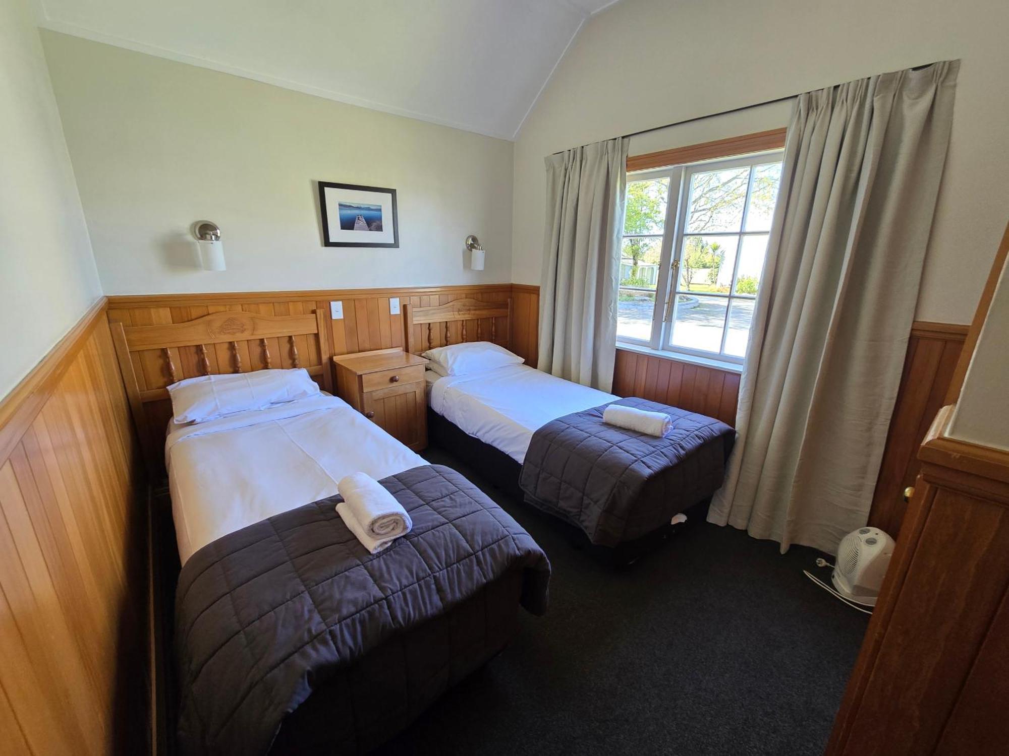 タウポ クオリティ スイーツ フカ フォールズモーテル エクステリア 写真 A typical room at the lodge