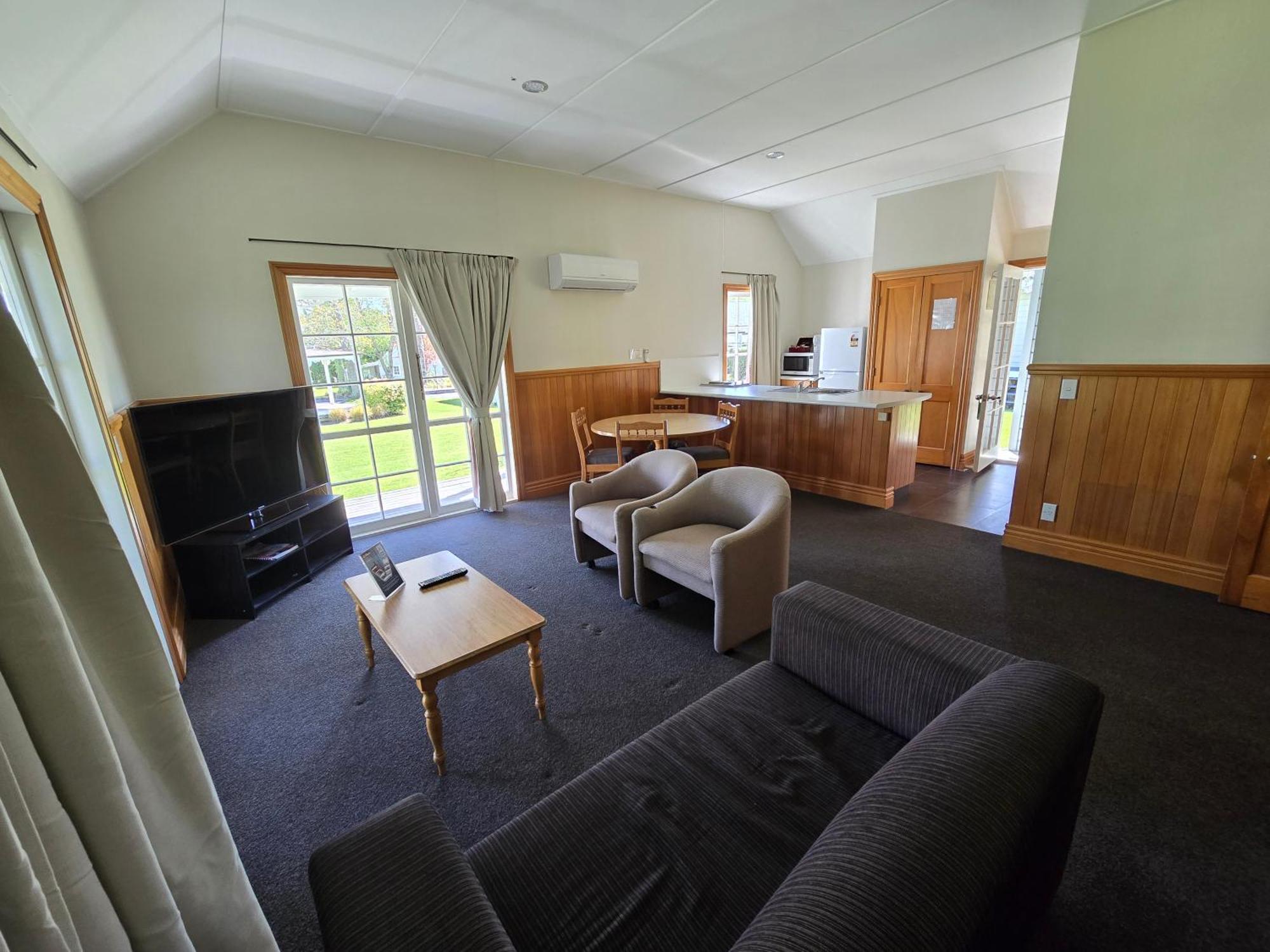 タウポ クオリティ スイーツ フカ フォールズモーテル エクステリア 写真 Living area of a two bedroom cottage