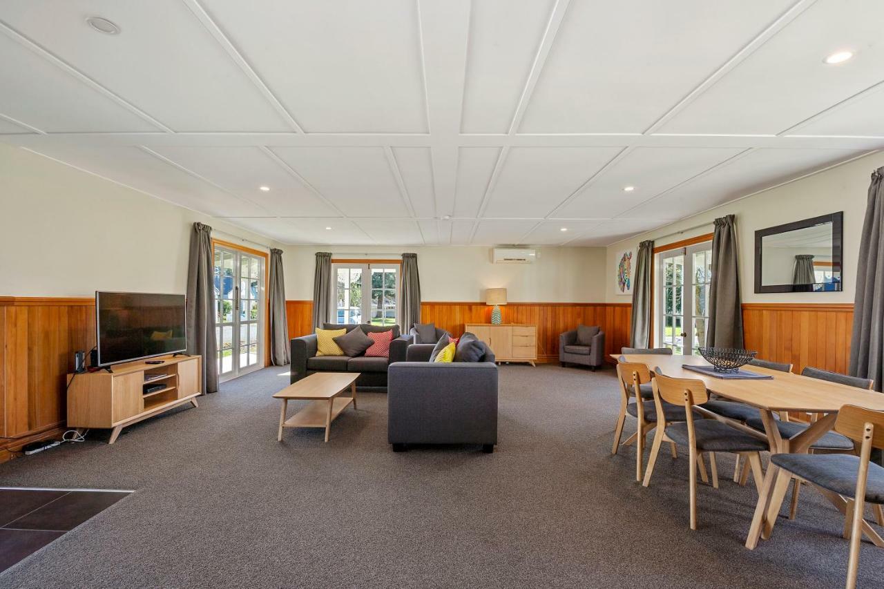 タウポ クオリティ スイーツ フカ フォールズモーテル エクステリア 写真 The common room at the University of Waikato's Melville Hall