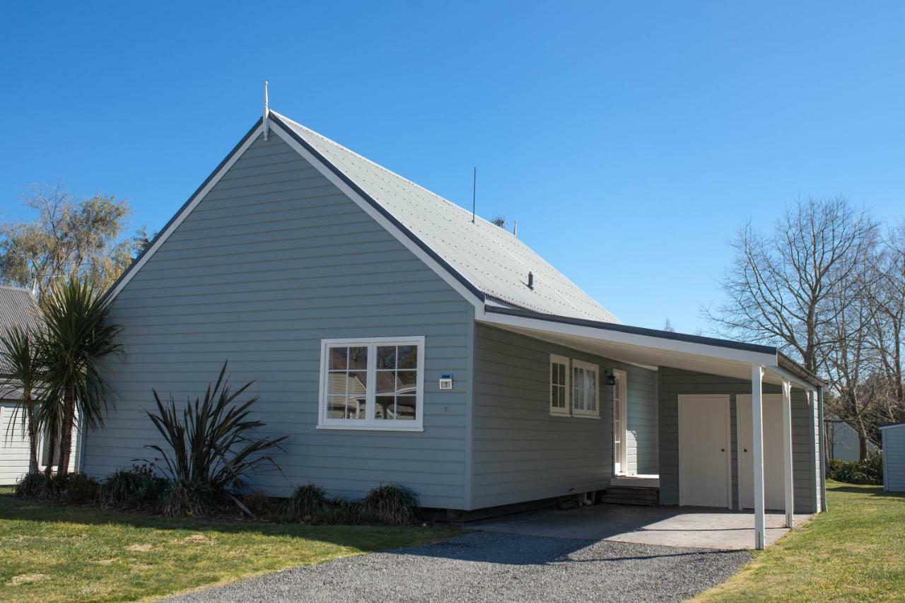 タウポ クオリティ スイーツ フカ フォールズモーテル エクステリア 写真 The former school building at Waimate